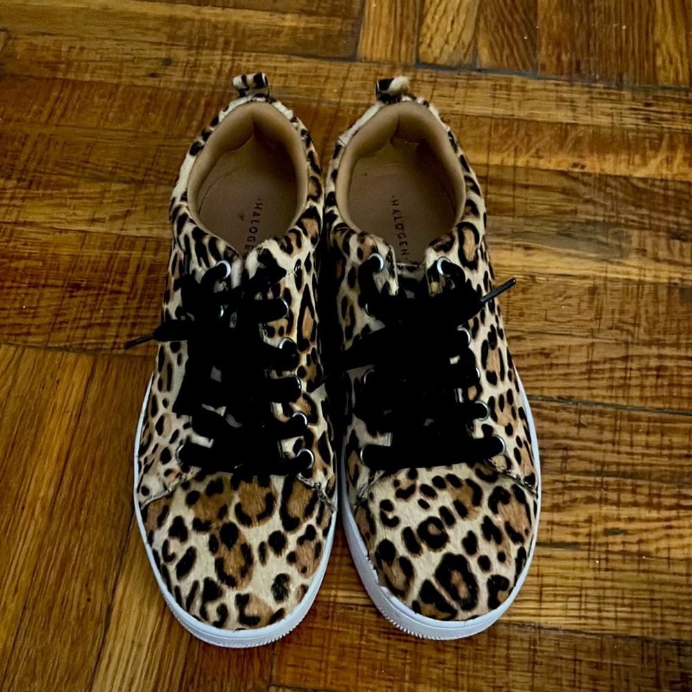 Halogen women’s tiger design shoes size 7M